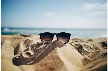 Lunettes de soleil sur le sable