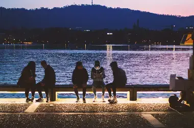 Groupe de jeunes sur un banc