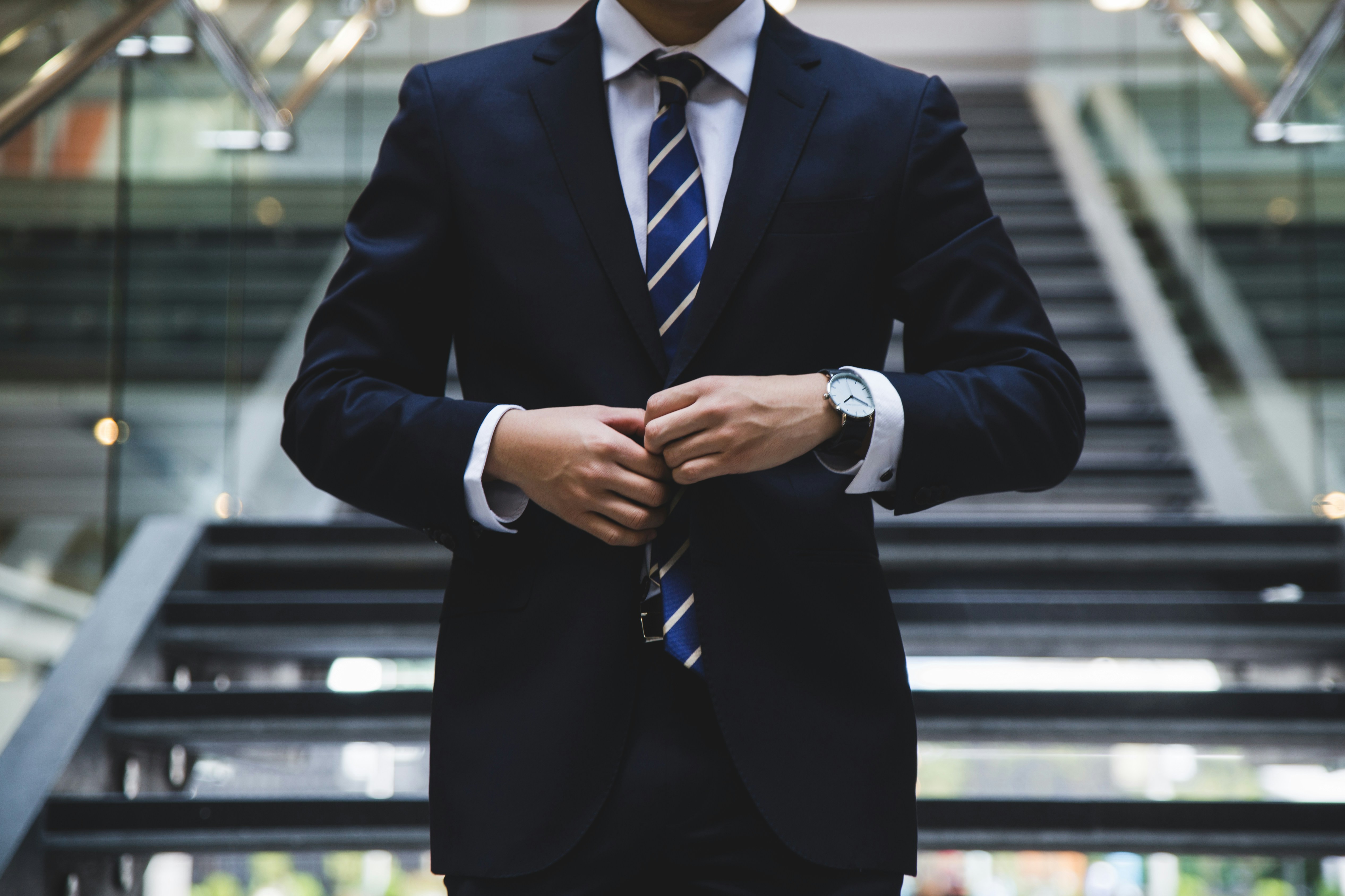 Cabinet de conseil / manager de transition homme en costume 